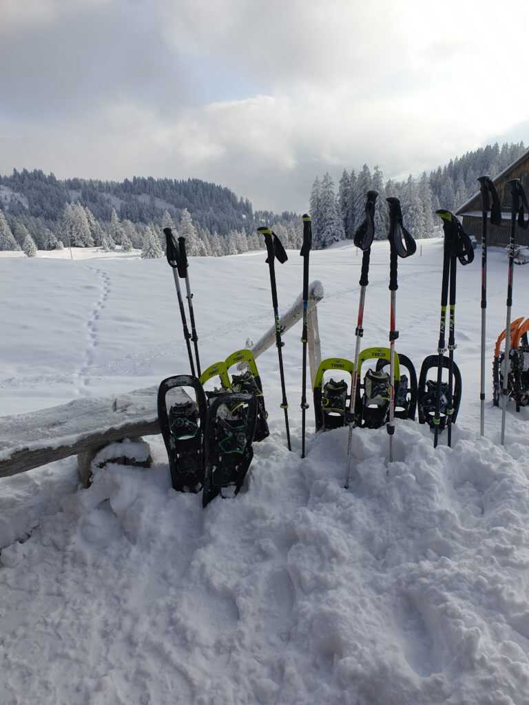 Schneeschuhdepot vor der Furggelenhütte