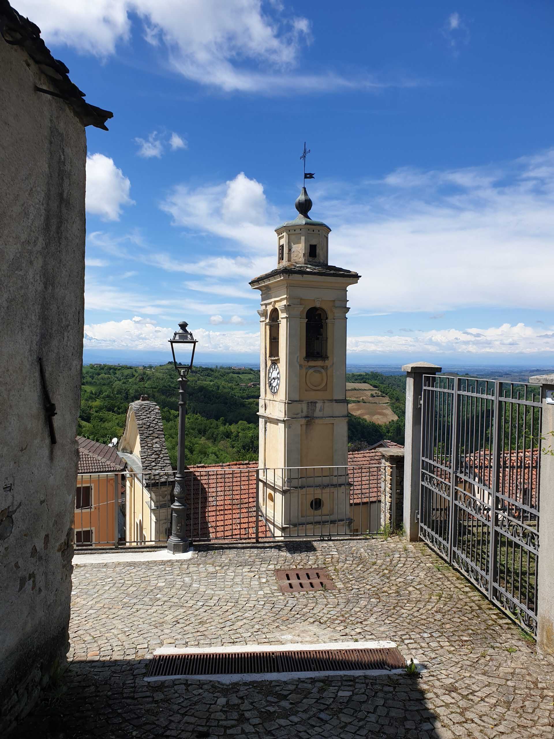 Wein Wanderung Piemont 2023: Kirchturm von Murazzano