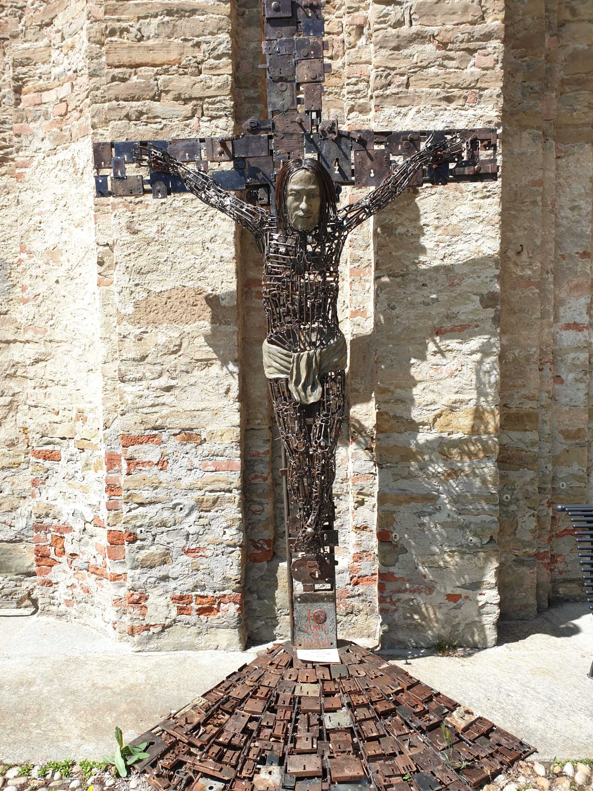 Jesus aus Schlössern und Schlüssel vor der Kirche Gesegnete Jungfrau von Hal in Murazzano