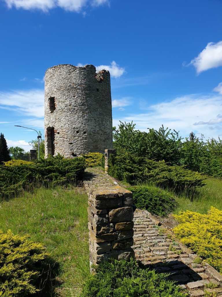 Sehr alter Windmühlenturm (um 1000 n.Chr.) am Eingang zu Murazzano