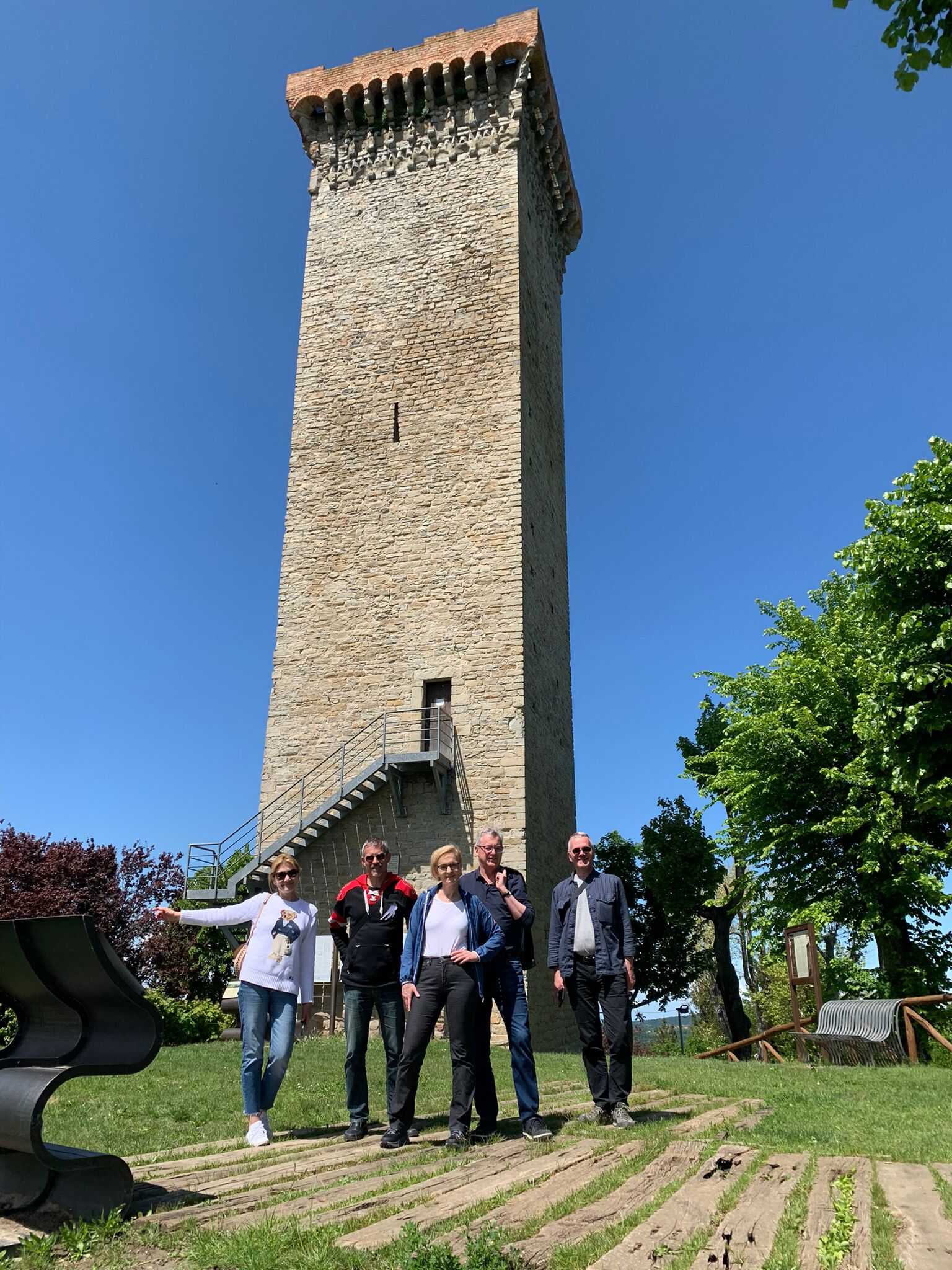 Nette Gruppe von tollen Gästen vor dem Turm von Murazzano