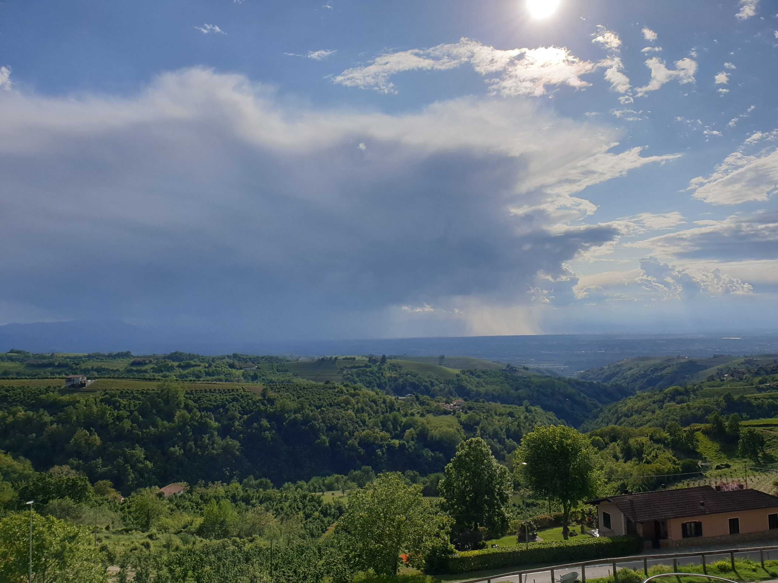 Der Blick Richtung französische Alpen zeigt das nahende Wetter
