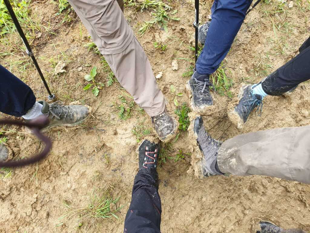 Zeitweise begleitete der Schlamm unsere Schuhe treu